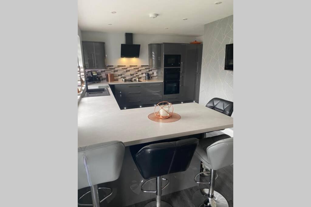 Alcantara- Modern Home With Hot Tub- Sleeps 10 Cromdale Eksteriør bilde