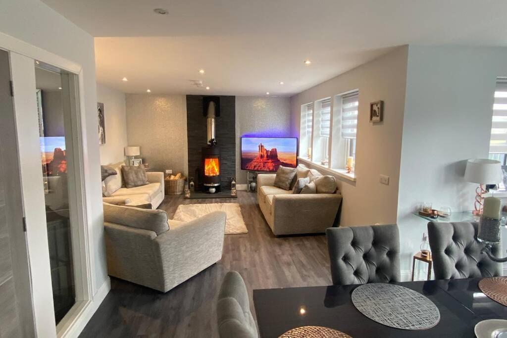 Alcantara- Modern Home With Hot Tub- Sleeps 10 Cromdale Eksteriør bilde