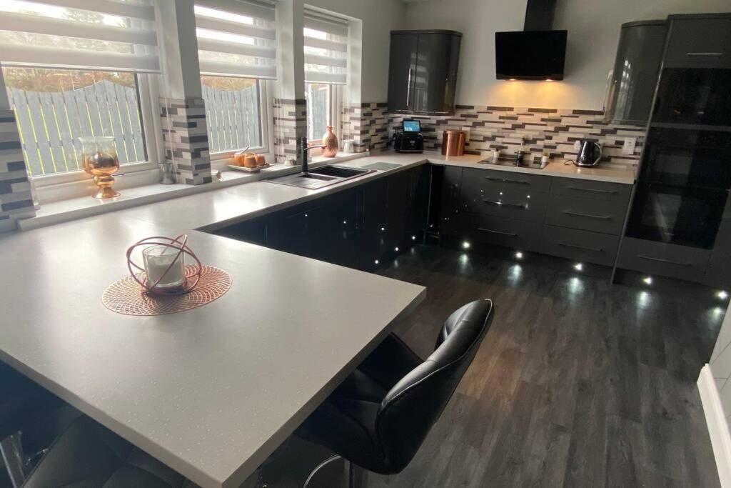 Alcantara- Modern Home With Hot Tub- Sleeps 10 Cromdale Eksteriør bilde