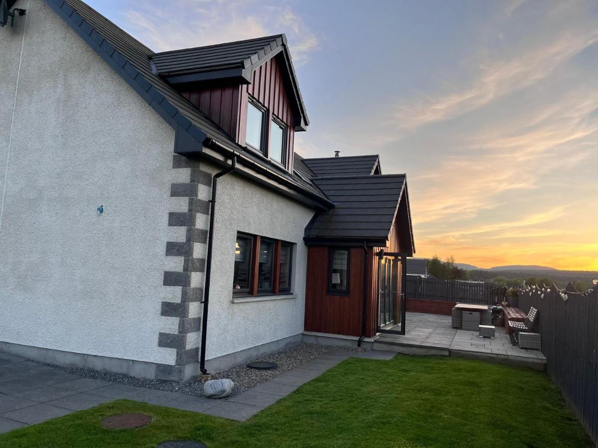 Alcantara- Modern Home With Hot Tub- Sleeps 10 Cromdale Eksteriør bilde