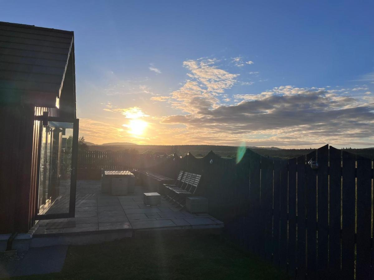 Alcantara- Modern Home With Hot Tub- Sleeps 10 Cromdale Eksteriør bilde